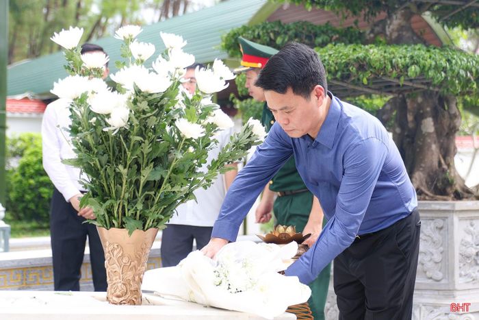 Đồng chí Lê Ngọc Châu dâng hoa lên từng phần mộ 10 nữ anh hùng liệt sĩ.