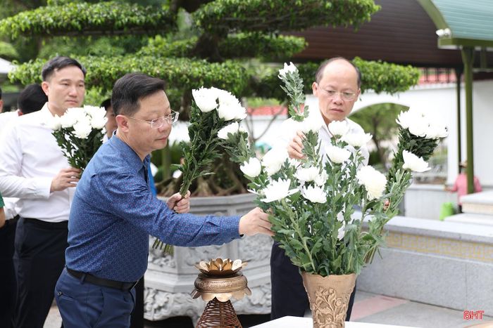 Phó Bí thư Thường trực Tỉnh ủy Nguyễn Hồng Lĩnh và các đại biểu dâng hoa lên từng phần mộ 10 nữ anh hùng liệt sĩ.