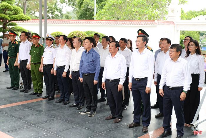 Đoàn đại biểu dâng hương tại Khu mộ 10 nữ anh hùng liệt sĩ thanh niên xung phong Ngã ba Đồng Lộc.
