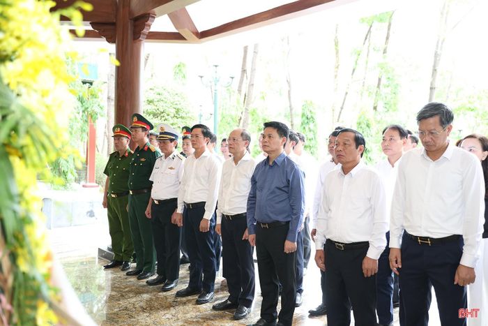 Lãnh đạo thành phố Hải Phòng, lãnh đạo tỉnh Hà Tĩnh dâng hương, dâng hoa tại Nhà bia tưởng niệm các anh hùng, liệt sĩ thanh niên xung phong toàn quốc hy sinh tại Ngã ba Đồng Lộc.