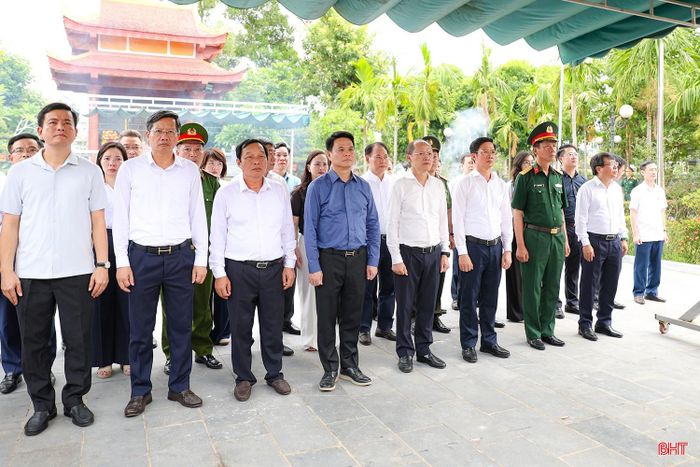 Đoàn cũng đã tới dâng hương tưởng niệm tại Khu tưởng niệm các anh hùng liệt sỹ tại Cầu Nhe - nơi 53 chiến sĩ, những người con thân yêu của TP Hải Phòng và các tỉnh phía Bắc, thuộc Tiểu đoàn 351, Trung đoàn 5 Yên Tử, Quân khu 3, Bộ Tư lệnh TP Hải Phòng đã hy sinh trên đường hành quân vào Nam chiến đấu.