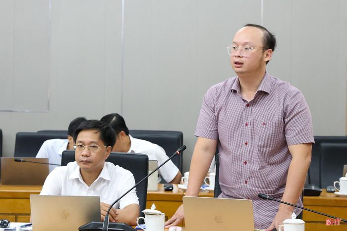 Phó Chủ tịch UBND xã Đồng Tiến Nguyễn Đức Công phát biểu tại cuộc họp.
