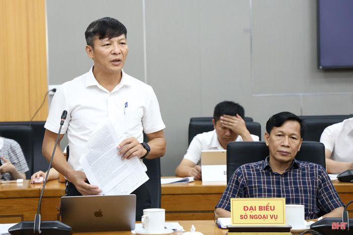 Ông Mai Văn Luân - Giám đốc Ban Quản lý các cảng cá và khu neo đậu tránh trú bão tàu cá Hà Tĩnh phát biểu tại cuộc họp.