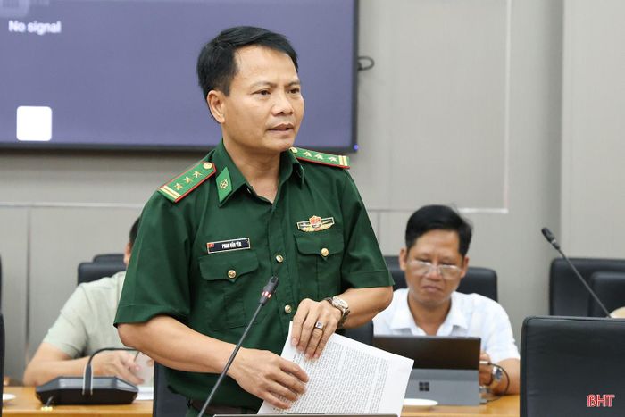 Thượng tá Phan Văn Yên - Phó Trưởng phòng Phòng Nghiệp vụ, Ban Chỉ huy Bộ đội Biên phòng (Bộ CHQS tỉnh Hà Tĩnh) phát biểu tại cuộc họp.