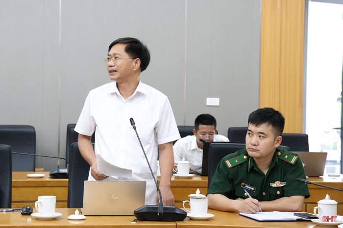 Chủ tịch UBND xã Thiên Cầm Võ Tá Nhân phát biểu tại cuộc họp.