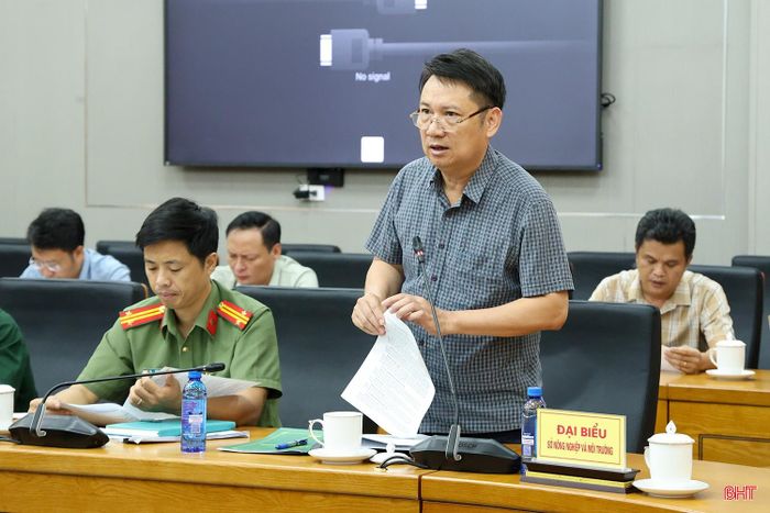 Chi cục trưởng Chi cục Thủy sản Bùi Tuấn Sơn trình bày báo cáo Kết quả chống khai thác IUU 6 tháng đầu năm, kế hoạch nhiệm vụ 6 tháng cuối năm 2026