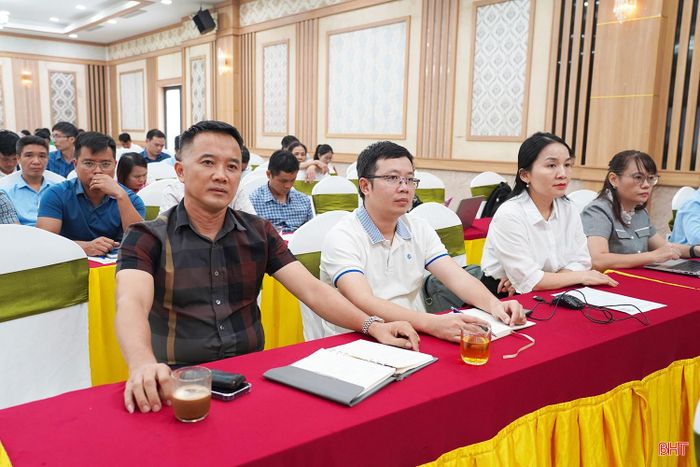 Các đại biểu tập trung theo dõi các nội dung, chuyên đề của hội nghị tập huấn.