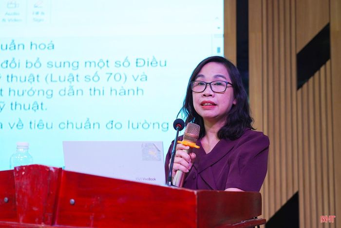 Bà Phạm Thị Phương Thảo - Phó Trưởng ban Tiêu chuẩn Đo lường Chất lượng Quốc gia truyền đạt các chuyên đề.