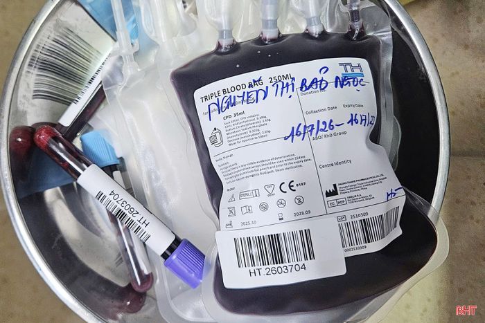 Những đơn vị máu quý giá được người dân trực tiếp đến bệnh viện để hiến.