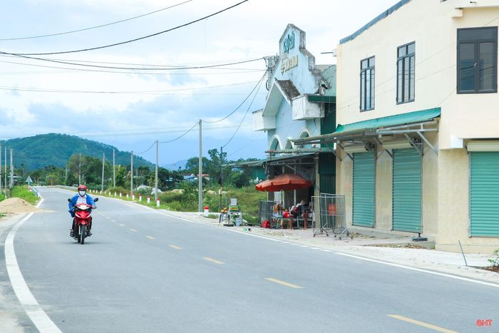 Khu vực chợ Gôi (xã Sơn Tiến) trở nên thông thoáng hơn sau khi tuyến quốc lộ 8C được mở rộng, thảm nhựa đồng bộ, tạo thuận lợi cho người dân đi lại, giao thương và buôn bán.