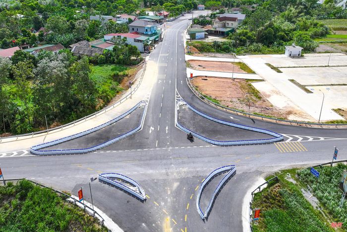 Điểm cuối tuyến quốc lộ 8C giao với đường Hồ Chí Minh (Km109+803), thuộc xã Hương Sơn.