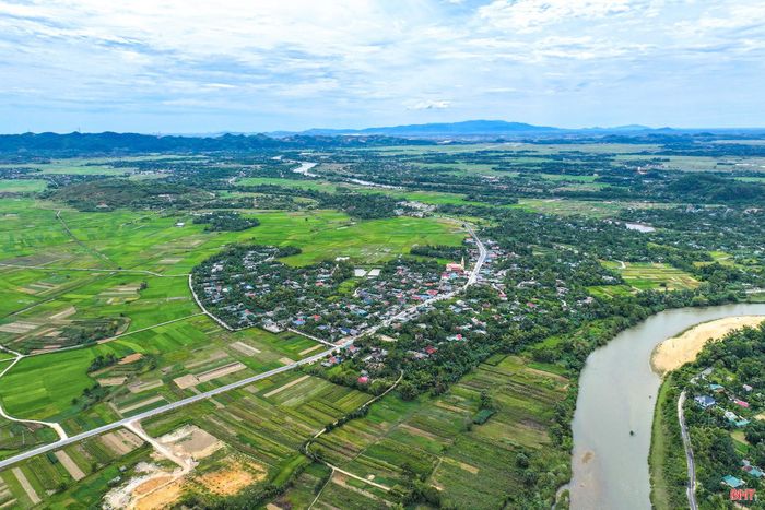 Ông Trần Tuấn Khoa - Phó Chủ tịch UBND xã Hương Sơn cho hay: “Tuyến đường hoàn thành sẽ góp phần bảo đảm giao thông thông suốt, an toàn, hỗ trợ công tác cứu hộ, cứu nạn trong mùa mưa lũ tại khu vực tả ngạn sông Ngàn Phố. Đồng thời, mở ra cơ hội phát triển du lịch, thương mại, thúc đẩy kinh tế - xã hội địa phương và góp phần bảo đảm quốc phòng, an ninh khu vực”.