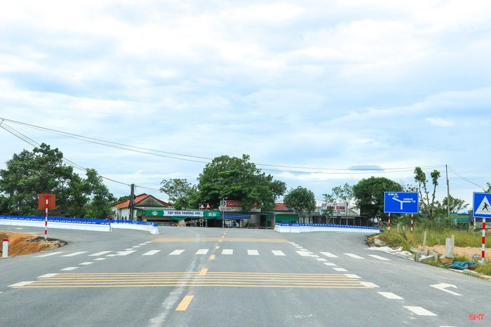 Điểm đầu tuyến quốc lộ 8C giao với quốc lộ 8 tại Km90+600 thuộc địa bàn xã Tứ Mỹ.