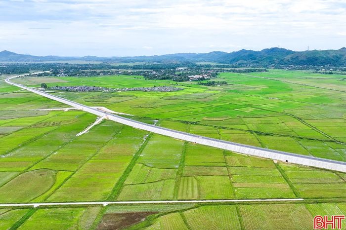Được đầu tư theo tiêu chuẩn đường cấp III miền núi, quy mô 2 làn xe, quốc lộ 8C sau nâng cấp, mở rộng đã cải thiện đáng kể khả năng lưu thông và khắc phục tình trạng ngập úng tại nhiều khu vực. Ông Nguyễn Văn Nam (xã Tứ Mỹ) chia sẻ: “Trước đây, mỗi khi mưa lớn, khu vực này thường bị ngập, việc đi lại gặp nhiều khó khăn. Nay mặt đường được nâng cao, rộng rãi hơn, người dân yên tâm hơn khi mùa mưa đến”.