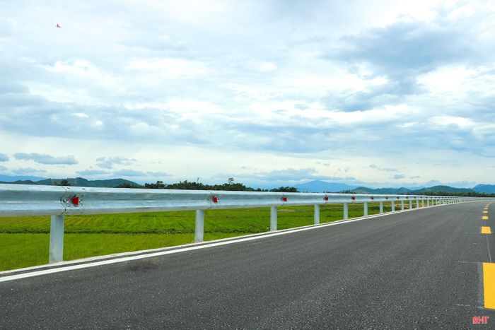 Theo Sở Xây dựng Hà Tĩnh, tuyến đường đã thi công hoàn thành, chủ đầu tư đang yêu cầu các đơn vị rà soát, hoàn thiện những phần việc cuối cùng để báo cáo Cục Kinh tế - Quản lý đầu tư xây dựng - Bộ Xây dựng, tổ chức nghiệm thu, bàn giao đưa vào sử dụng trước ngày 30/8/2026.