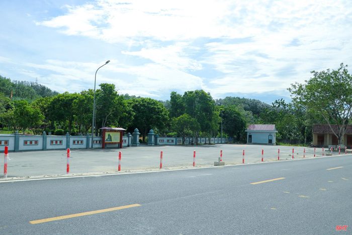 Hệ thống cọc tiêu trước khu mộ và tượng đài Đại danh y Hải Thượng Lãn Ông Lê Hữu Trác (xã Hương Sơn).
