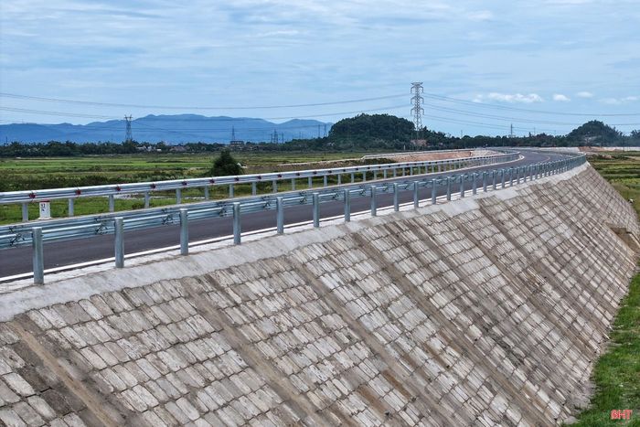 Không chỉ mặt đường được mở rộng, hệ thống mái taluy dọc tuyến cũng được lắp đặt đồng bộ, góp phần bảo đảm an toàn khi khai thác và bảo vệ công trình trước nguy cơ sạt lở, nhất là trong mùa mưa lũ.
