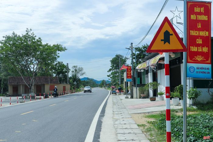 Quốc lộ 8C được mở rộng, thảm nhựa đồng bộ khiến việc đi lại của người dân thuận lợi hơn. Chị Nguyễn Thị Nga (xã Sơn Tiến) chia sẻ: “Trước đây, đường nhỏ hẹp, xuống cấp nên đi lại rất vất vả. Nay đường được mở rộng, thảm nhựa khang trang, việc đi lại thuận tiện và an toàn hơn”.