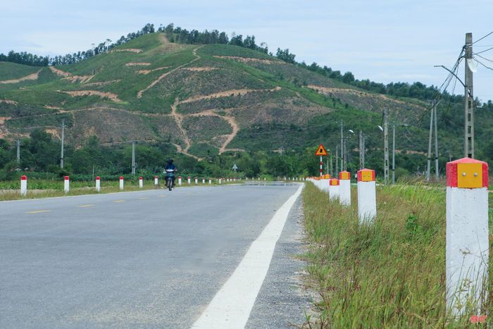 Hệ thống biển báo, vạch sơn và các hạng mục an toàn giao thông được đầu tư đồng bộ, góp phần nâng cao hiệu quả cảnh báo, hướng dẫn và bảo đảm an toàn khi lưu thông trên tuyến.