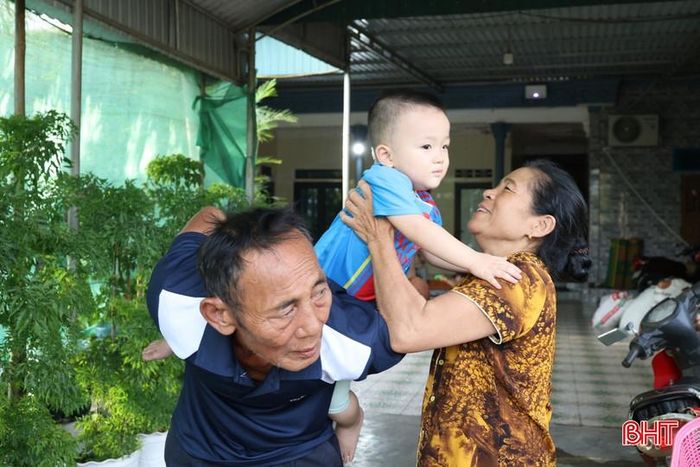 Bà Nguyễn Thị Thề (xã Thạch Khê) hiện chăm sóc 6 người cháu, trong đó có một cháu bị khuyết tật.