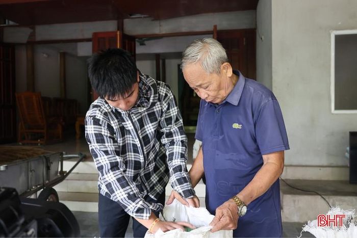  Ông Ngô Gia Định (xã Mai Phụ) gần 10 năm qua thay con chăm sóc, nuôi dạy cháu khi con trai đi lao động ở nước ngoài. 