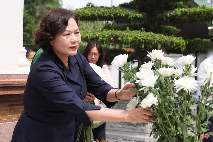 Đồng chí Nguyễn Thị Hồng - Ủy viên Trung ương Đảng, Phó Chủ tịch Quốc hội dâng hoa lên từng phần mộ 10 nữ anh hùng liệt sĩ.