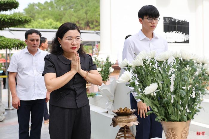 Phó Chủ tịch UBND tỉnh Nguyễn Thị Nguyệt dâng hoa lên phần mộ 10 nữ thanh niên xung phong.