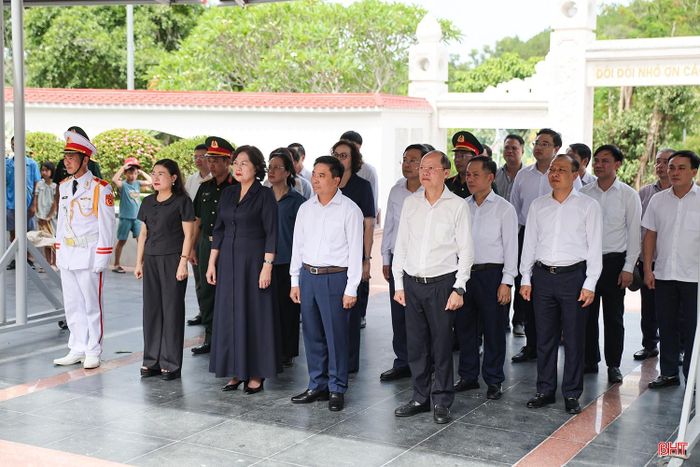 Đoàn đại biểu dâng hương tại Khu mộ 10 nữ anh hùng liệt sĩ thanh niên xung phong Ngã ba Đồng Lộc.