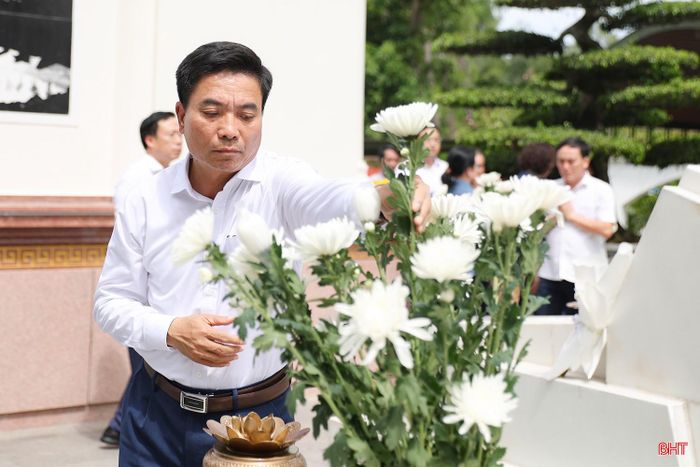 Đồng chí Thượng tướng Nguyễn Doãn Anh - Ủy viên Trung ương Đảng, Phó Chủ tịch Quốc hội dâng hoa lên từng phần mộ 10 nữ anh hùng liệt sĩ.