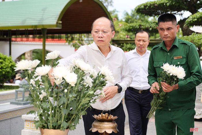 Đồng chí Nguyễn Hồng Lĩnh - Phó Bí thư Thường trực Tỉnh ủy, Chủ tịch HĐND tỉnh dâng hoa lên từng phần mộ.