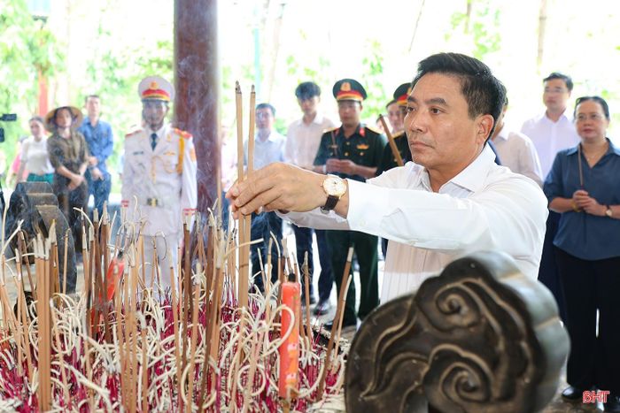 Phó Chủ tịch Quốc hội Nguyễn Doãn Anh dâng hương tưởng niệm các anh hùng liệt sĩ.