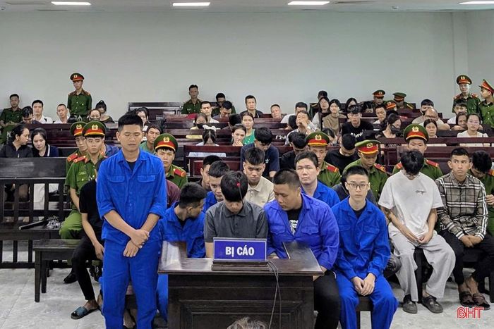 HĐXX tuyên phạt Nguyễn Tiến Dũng (đứng bên trái trên bục khai báo) 14 năm 6 tháng tù về các tội "Giết người", "Bắt, giữ người trái pháp luật" và "Gây rối trật tự công cộng".