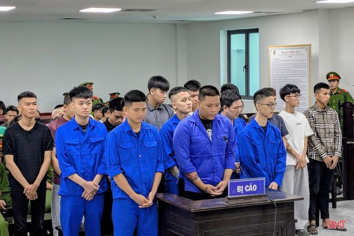 Các bị cáo tại phiên tòa sơ thẩm do TAND tỉnh Hà Tĩnh xét xử sáng 16/7.