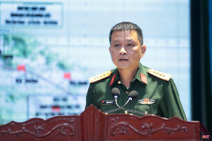 Đại tá Hoàng Anh Tú - Phó Chỉ huy trưởng, Tham mưu trưởng Bộ CHQS tỉnh báo cáo công tác tổ chức, kế hoạch diễn tập tại hội nghị.