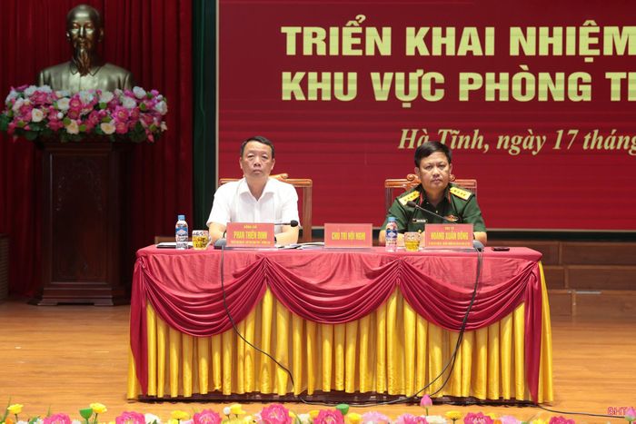 Các đồng chí chủ trì hội nghị.
