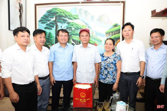 Phó Chủ tịch Thường trực HĐND tỉnh Dương Tất Thắng đã đến thăm, tặng quà ông Trần Xuân Linh (SN 1952, thôn Đông Thịnh,xã Hồng Lộc) là thương binh 85%.