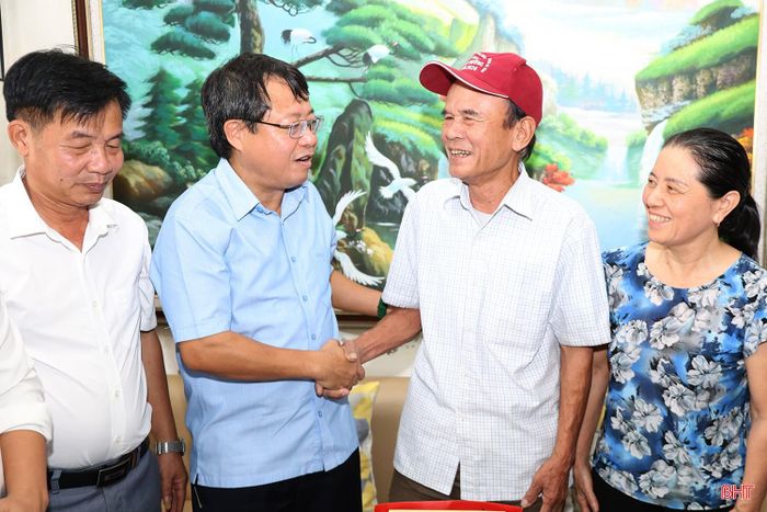 Phó Chủ tịch Thường trực HĐND tỉnh Dương Tất Thắng ân cần thăm hỏi, động viên thương binh Trần Xuân Linh.