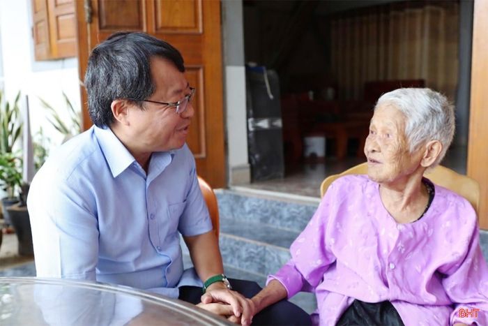 Phó Chủ tịch Thường trực HĐND tỉnh Dương Tất Thắng hỏi thăm sức khỏe bà Lê Thị Lịch.