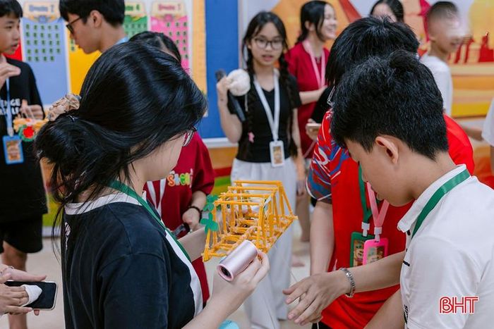 Mỗi hoạt động đều khuyến khích sự sáng tạo, tư duy logic và khả năng hợp tác để biến những ý tưởng ban đầu thành sản phẩm hoàn chỉnh.