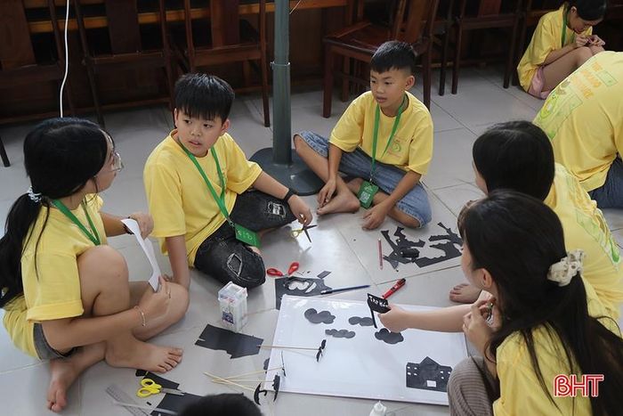 Những trò chơi tập thể không chỉ mang đến tiếng cười mà còn giúp các em học cách lắng nghe, chia sẻ và xây dựng tinh thần đồng đội.