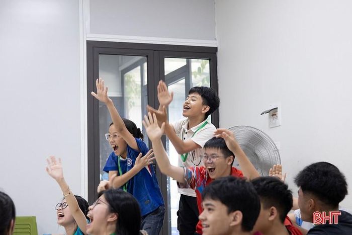 Đồng hành với các trại viên là những học sinh THPT đến từ nhiều trường trên địa bàn Hà Tĩnh. Không chỉ hướng dẫn kiến thức, các bạn còn lắng nghe, động viên và truyền cảm hứng để các em mạnh dạn khám phá bản thân. Chính sự gần gũi về tuổi tác đã tạo nên một môi trường học tập cởi mở và đầy hứng khởi.