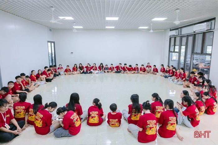 Không chỉ là nơi vui chơi trong những ngày hè, các trại hè do học sinh THPT Hà Tĩnh tổ chức còn trở thành không gian để người trẻ học cách sẻ chia, trưởng thành và cống hiến. Từ khâu lên ý tưởng, xây dựng nội dung đến điều hành các hoạt động, mọi công việc đều do chính các học sinh đảm nhiệm với mong muốn mang đến cho các em nhỏ một mùa hè ý nghĩa. Trong ảnh: Các thành viên của trại hè Bơ Xoài (áo vàng) và trại hè STEAM trong ngày đầu gặp gỡ.