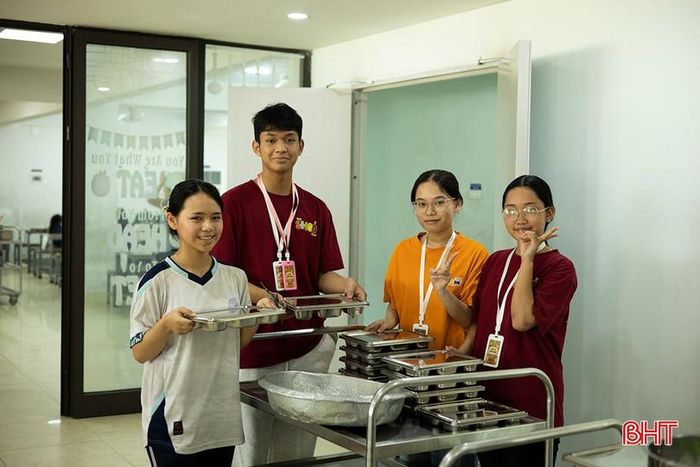 ...đến chuẩn bị học cụ, hậu cần… mọi công việc đều được các bạn học sinh THPT tự thực hiện. Quá trình ấy không chỉ tạo nên một chương trình chỉn chu mà còn giúp các bạn rèn luyện kỹ năng làm việc nhóm, quản lý thời gian và tinh thần trách nhiệm.
