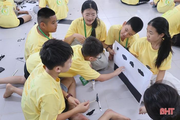 Từ thử thách "Xây nhà sinh tồn" đến các hoạt động xử lý tình huống, mỗi phần việc đều đòi hỏi các em cùng nhau lên ý tưởng, phân công nhiệm vụ và tìm cách vượt qua khó khăn. Quá trình ấy giúp các em rèn luyện khả năng ứng biến, giải quyết vấn đề và tinh thần trách nhiệm.