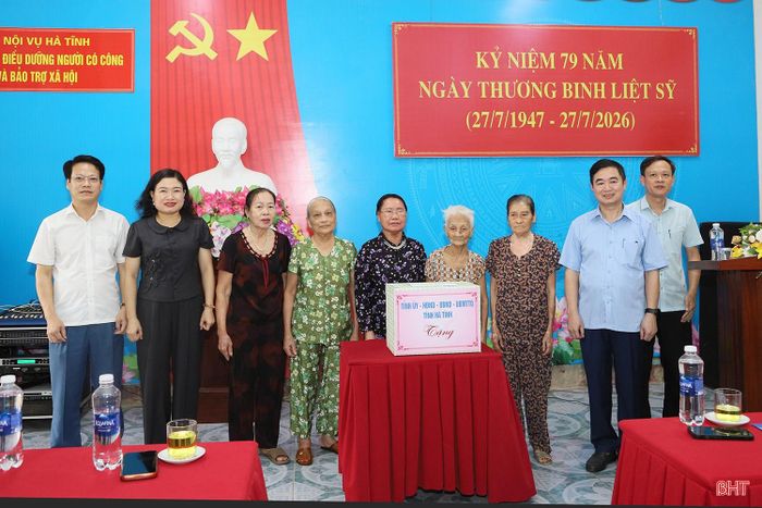  Phó Chủ tịch UBND tỉnh Nguyễn Thị Nguyệt và đoàn đến thăm, tặng quà Trung tâm Điều dưỡng người có công và Bảo trợ xã hội tỉnh. 