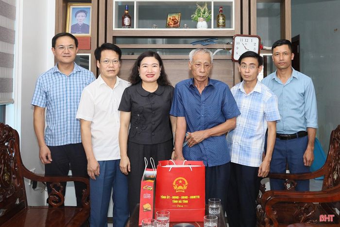  Tiếp đó, đồng chí Nguyễn Thị Nguyệt và đoàn đến thăm, tặng quà ông Hoàng Xuân Thu (SN 1954, trú thôn Thạch Điền, xã Thạch Xuân), thương binh có tỷ lệ thương tật 91%. Hiện, ông Thu đang sinh sống cùng gia đình em trai. 