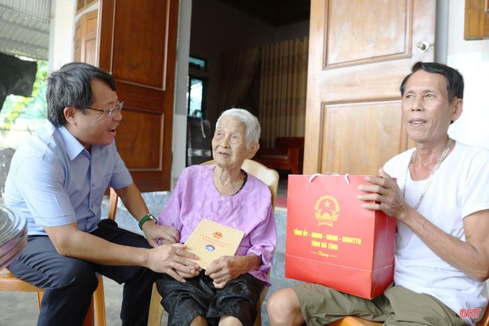 Tiếp đó, Phó Chủ tịch Thường trực HĐND tỉnh đã đến thăm, tặng quà bà Lê Thị Lịch (SN 1936, thôn Xuân Yên, xã Lộc Hà) là vợ của liệt sĩ Tô Xuân Lưu, hy sinh năm 1974.