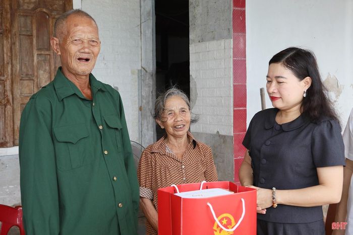  Phó Chủ tịch UBND tỉnh Nguyễn Thị Nguyệt và đoàn đến thăm, tặng quà ông Trần Bá Kiệm (SN 1952, trú thôn Kim Sơn, xã Toàn Lưu). 