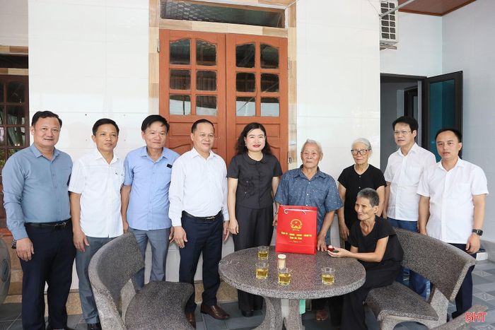  Phó Chủ tịch UBND tỉnh Nguyễn Thị Nguyệt và đoàn đến thăm, tặng quà gia đình bà Phạm Thị Minh (SN 1965, trú thôn Chi Lưu, xã Đông Kinh), là con gái của liệt sĩ, hiện đang hưởng trợ cấp tuất nuôi dưỡng. Bà Minh có sức khỏe yếu. 
