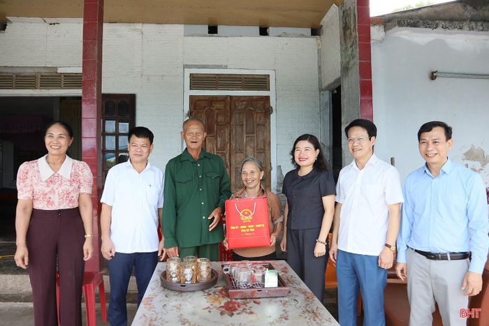  Ông Kiệm là người hoạt động kháng chiến bị nhiễm chất độc hóa học, tỷ lệ thương tật 81%. 
